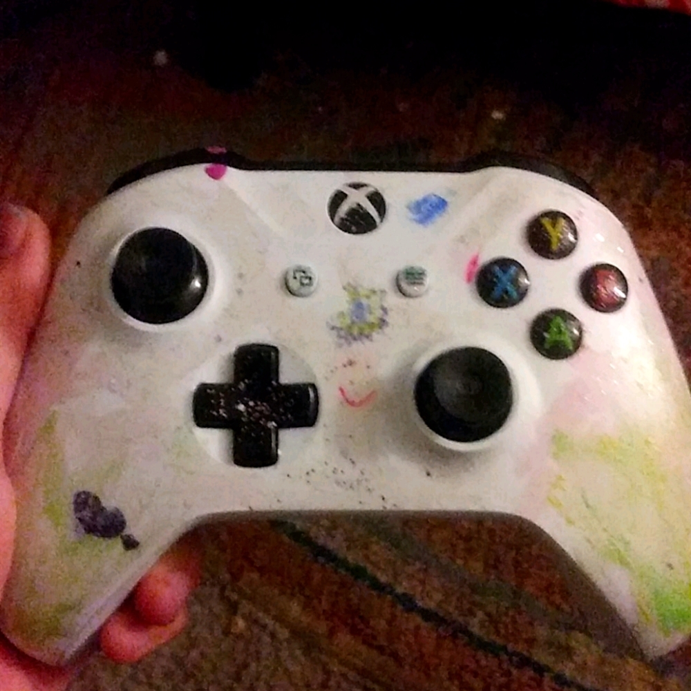 Custom-made Xbox One controller - Picture 1 of 3